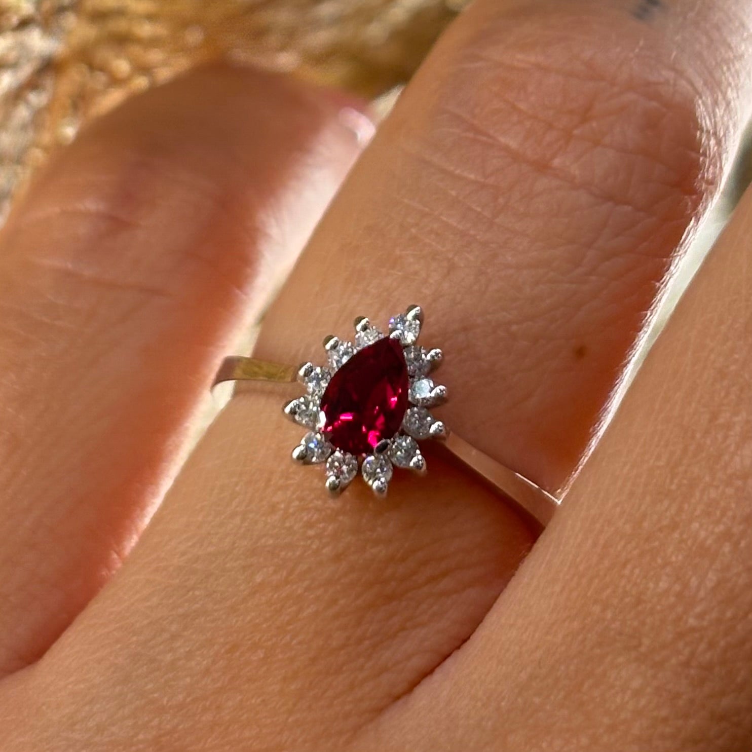 Пръстен с рубин и диаманти 0.77 карата